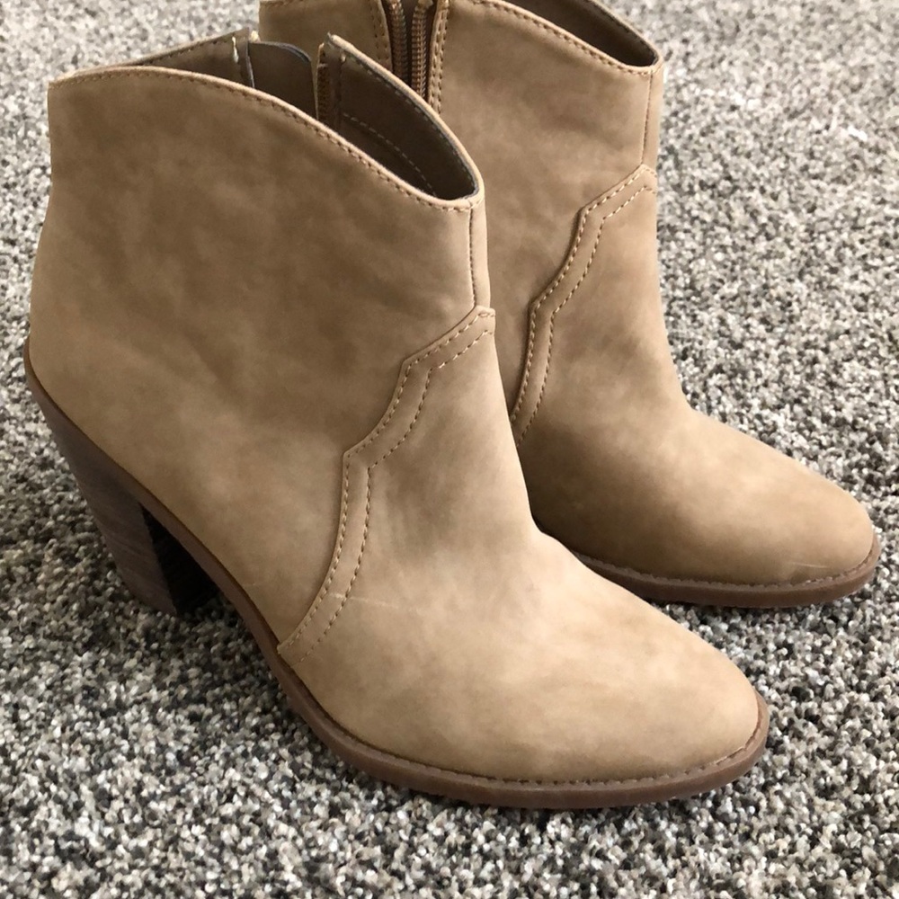 DV8 Dolce Vita NWOT tan cowboy booties Never worn!